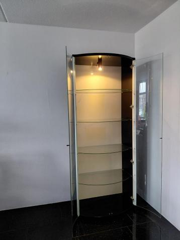 Mooie vitrinekast met glazen deuren