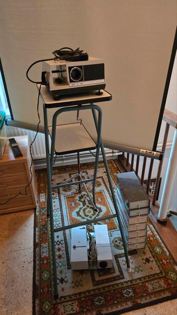 2 Vintage Diaprojectoren, Tafel & Scherm