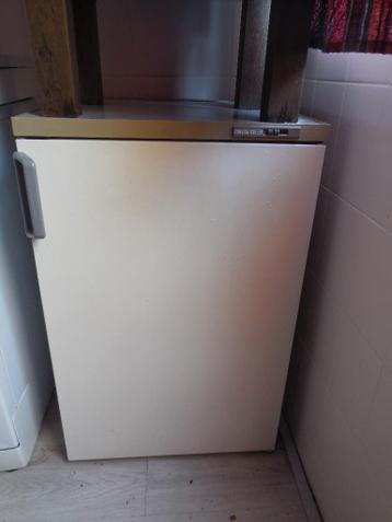 GRATIS tafelmodel vriezer werkt maar isolatiemat. komt eruit