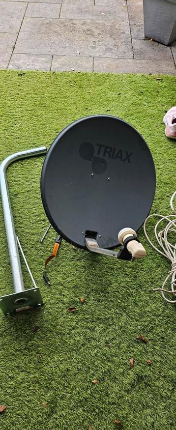 Triax Schotelantenne met Beugel