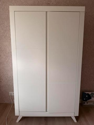 Gratis ophalen: Witte kinderkast, een deur niet goed 106x185
