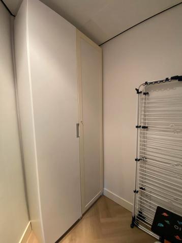 Twee kledingkasten wit - 237x50x37cm - met 5 planken