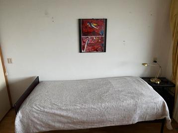 Ledikant met nachtkastje