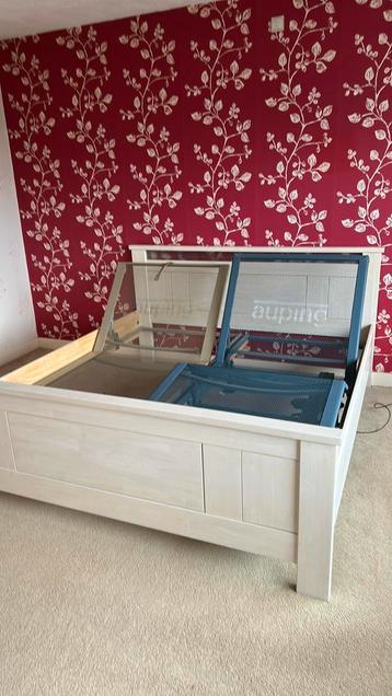 GRATIS bed met auping bedbodem 1 elektrisch en 1 niet.