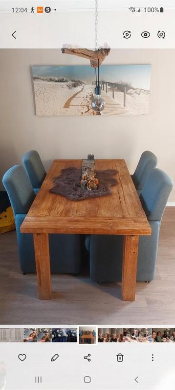 Gratis tafel met 4 grijze stoelen