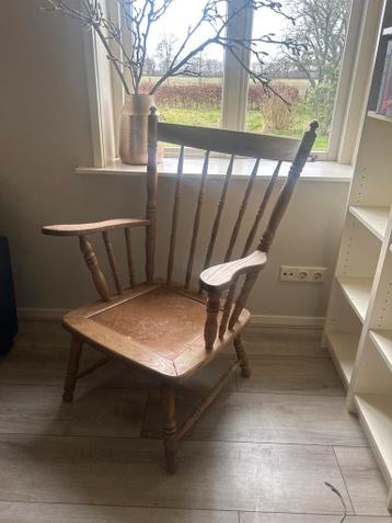 Antieke stoel met armleuningen