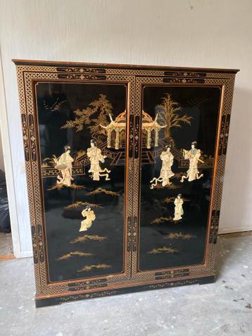 Oosterse kast met deuren