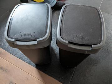 Twee zwarte afvalemmers