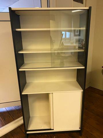 Gratis vitrinekast met glazen schuifdeuren