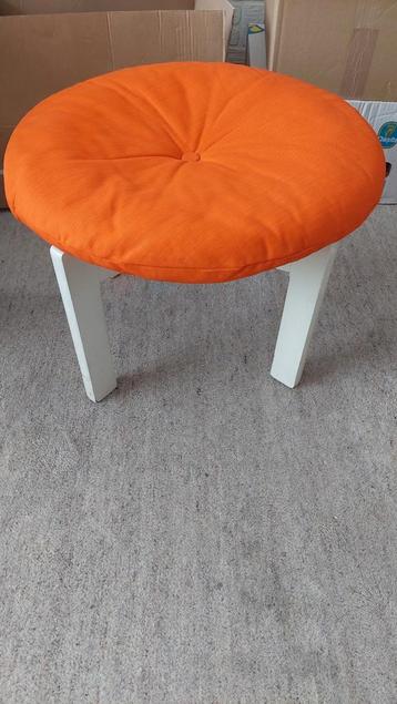 Oranje poef lage stoel gratis