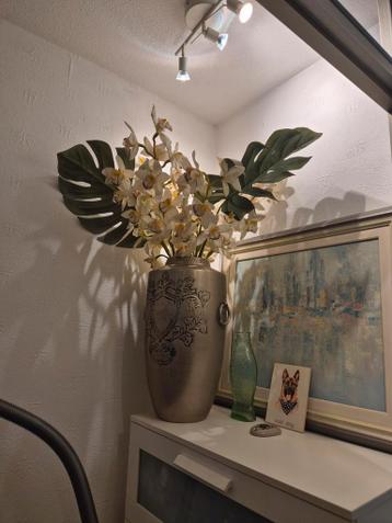 Grote baas met kunstbloemen