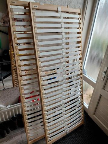 Twee stevige lattenbodems met goede matrassen