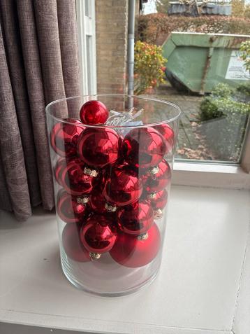 Rode Kerstballen in Vaas