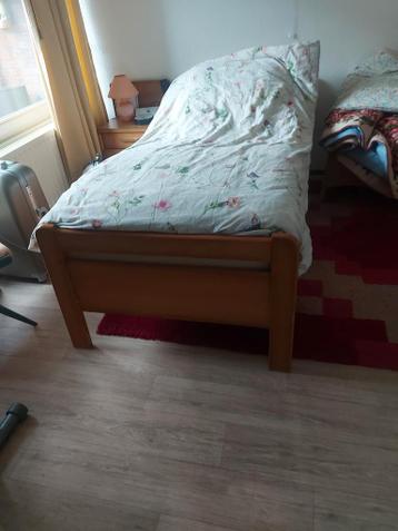 GRATIS Seniorenbed aangeboden (hout)