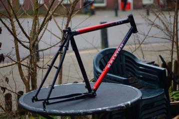 Raleigh alu mt200 mtb frame (trapas zit vast)