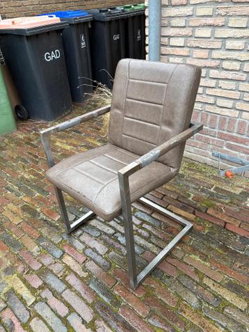 Gratis 2 Industriële eetkamer stoelen