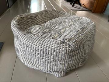 Grote gebreide poef – grijs/wit