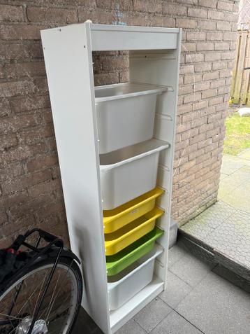 Kast met bakken voor kinderkamer