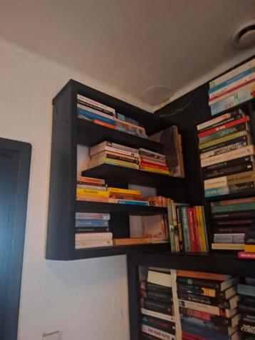 Zwarte houten vakken kastjes