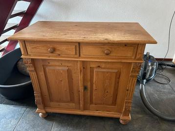 Houten kast met lades en deuren