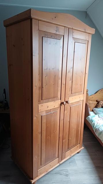 Degelijke grenen toogkast met hang en leg gedeelte.