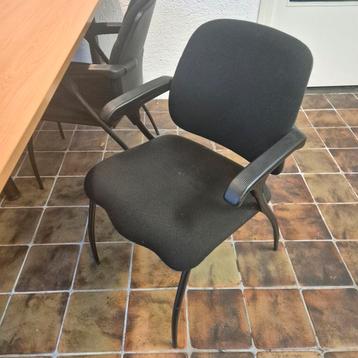 Gratis 4 zwarte bureaustoelen