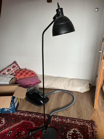 Industriële zwarte staande lamp