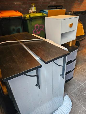 Twee identieke wandplanken met beugels