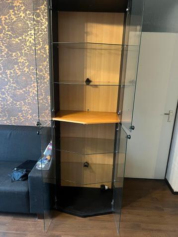 Gratis vitrinekast met verlichting - snel ophalen!