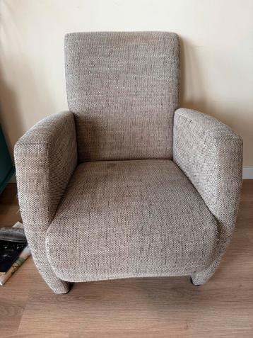 Comfortabele fauteuil met stoffen bekleding