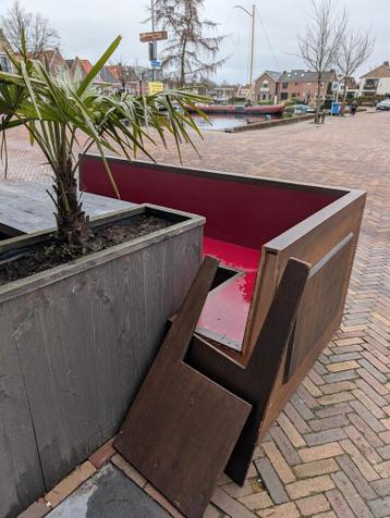 Moet nu weg! Houten Hoekbank - 2.56m lang, 1.21m hoek