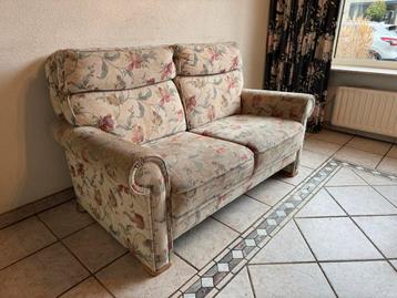tweepersoons bank met bloemenmotief