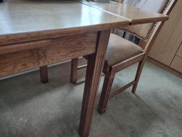 Eiken eettafel met vier stoelen