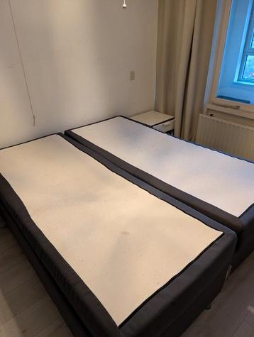 2 Bedden Met Matrassen