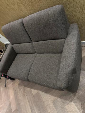 Grijze tweepersoonsbank