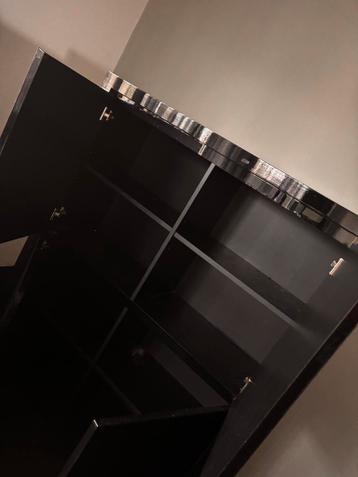 GRATIS Zwarte hoogglans kast