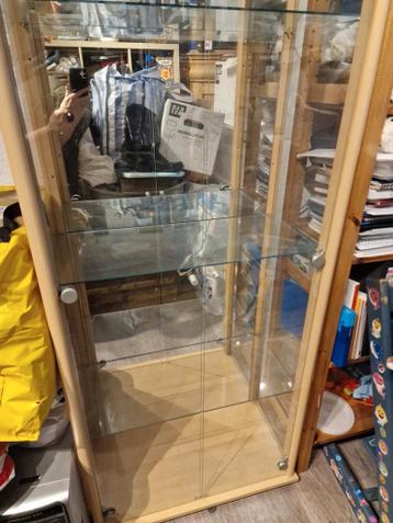 Gratis: Vitrinekast met verlichting - 171x66x35,5 cm