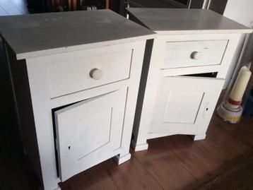 2 mooie witte nachtkastjes met lade, gratis