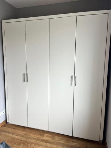 Gratis af te halen: Kledingkast