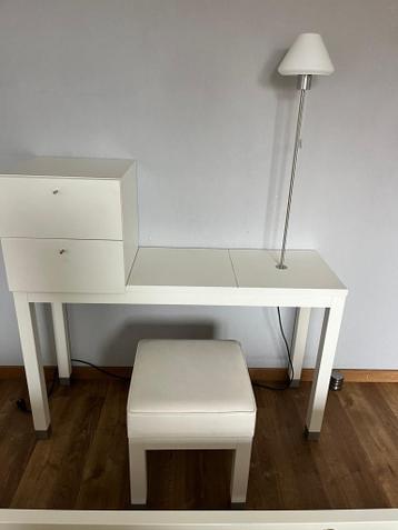 Gratis af te halen: Kaptafel met krukje
