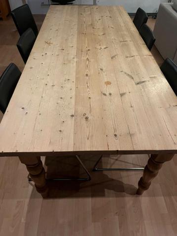Grote houten eettafel en andere meubels
