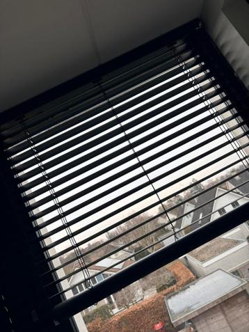 Luxaflex aluminium zwart Gratis