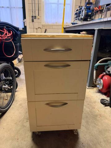 Keukenkastje op wielen - gratis!