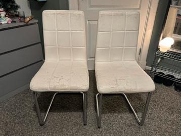 Witte stoelen, gebruikt maar comfortabel