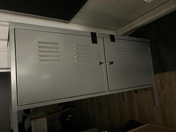 Grijze metalen locker kast