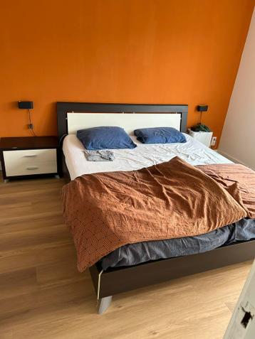 Bed 180 bij 210 met nachtkastjes