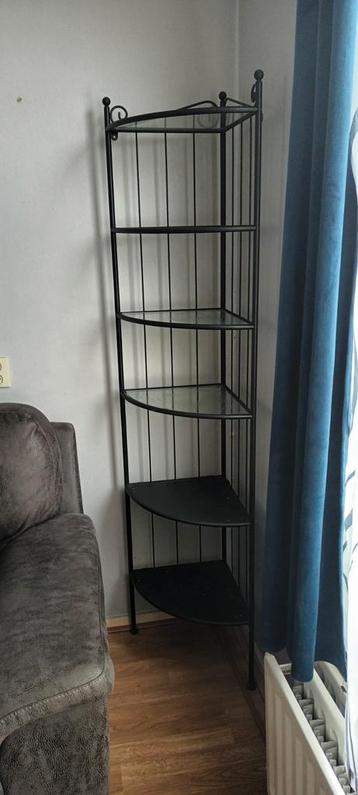 Hoekkast met glazen planken