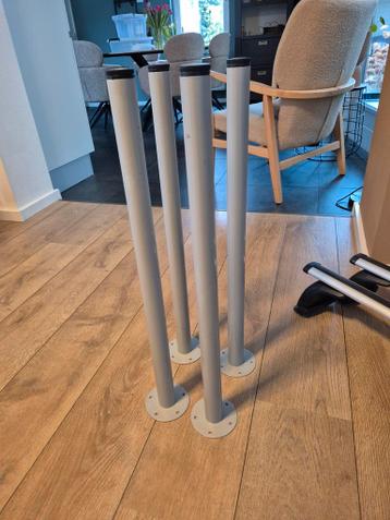 4 tafelpoten van ikea voor onder een bureaublad.