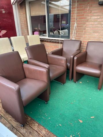 Mooie set van 4 bruine stoelen met wieltjes GRATIS!!!