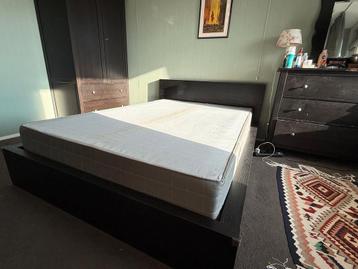 bed (160x200 cm) in excellent condition